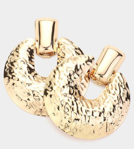 RING KNOCKER TEXTURED METAL EARRINGS