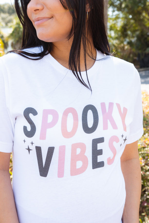 SPOOKY VIBES GRAPHIC TEE